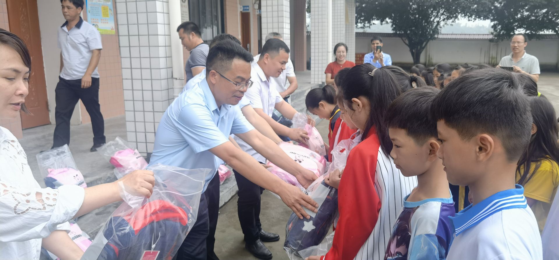 广深中青班情系广西小长安镇罗东小学，六一礼物赠孩子
