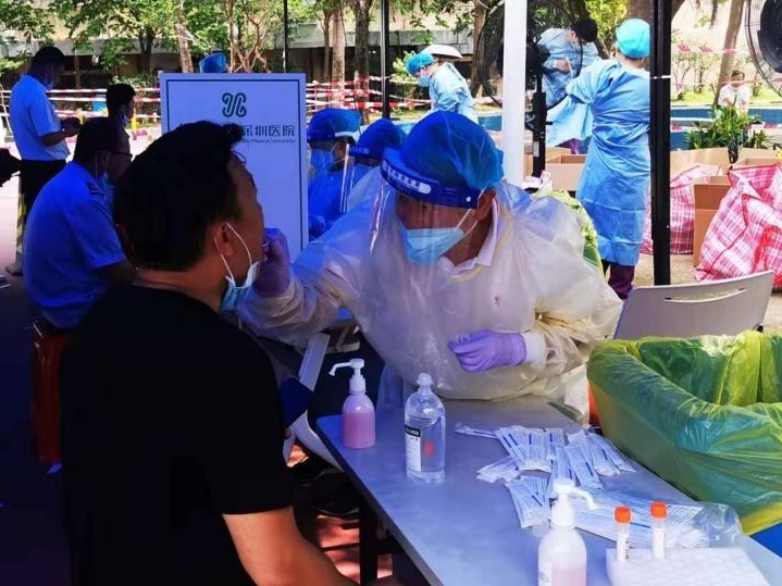 准爷爷辈专家支援采样：抗疫中的“60”后面孔
