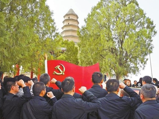 以人民为中心价值立场推进理论创新