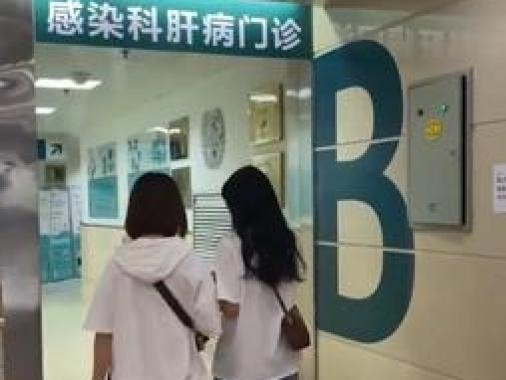 医院陪诊职业走红：无门槛限制，主要服务老人和异地就医者