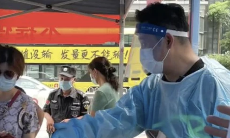 TVB演员麦长青在广州社区低调当志愿者