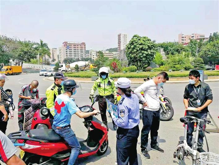 光明交警开展非机动车整治行动