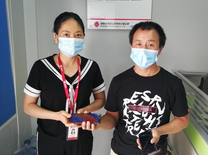 乘客大意丢失手机 公交人热心物归原主