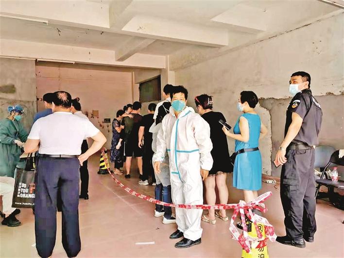 新安楼栋长助力核酸检测采样，联系劝导住户就近检测  