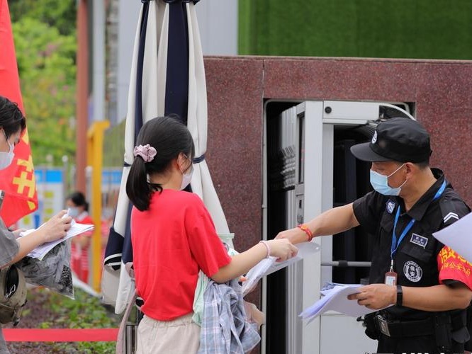2021年深圳高考首门科目开考 考生陆续通过测温通道进入考点