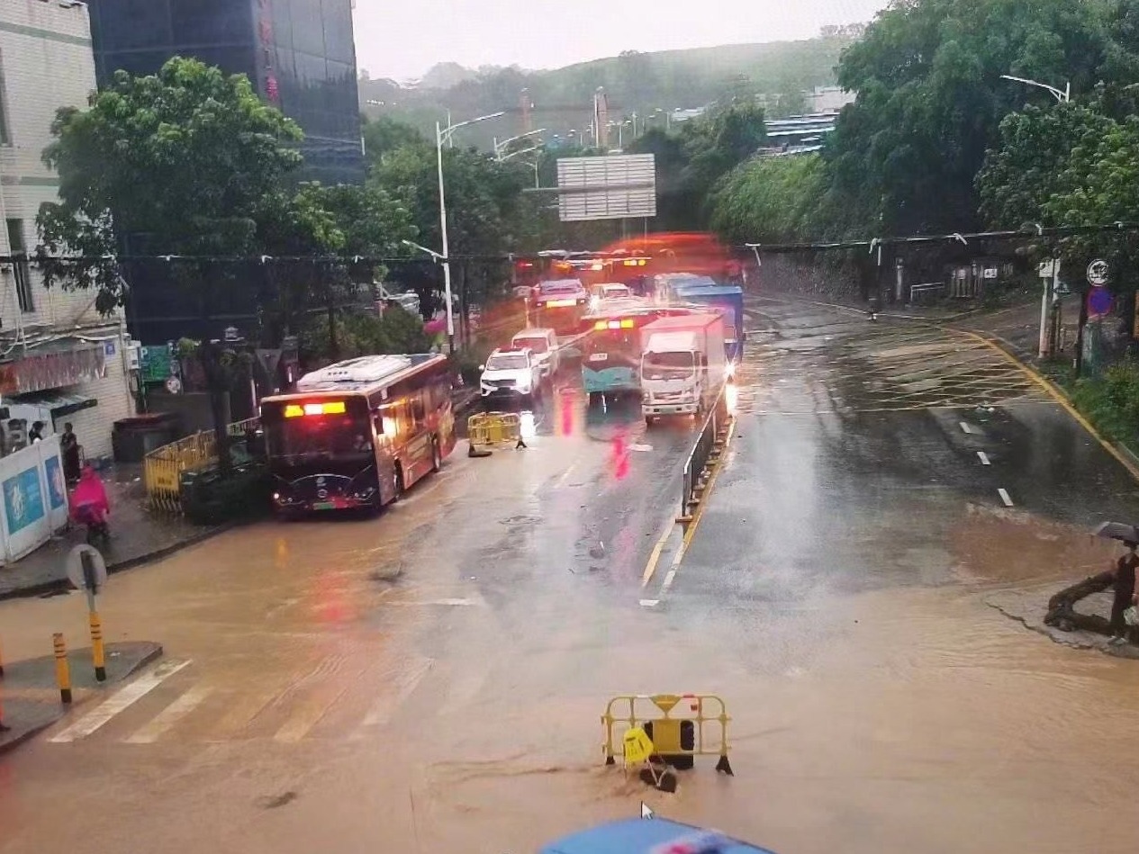 出行注意安全！深圳发布分区橙色暴雨预警，部分路段出现积水
