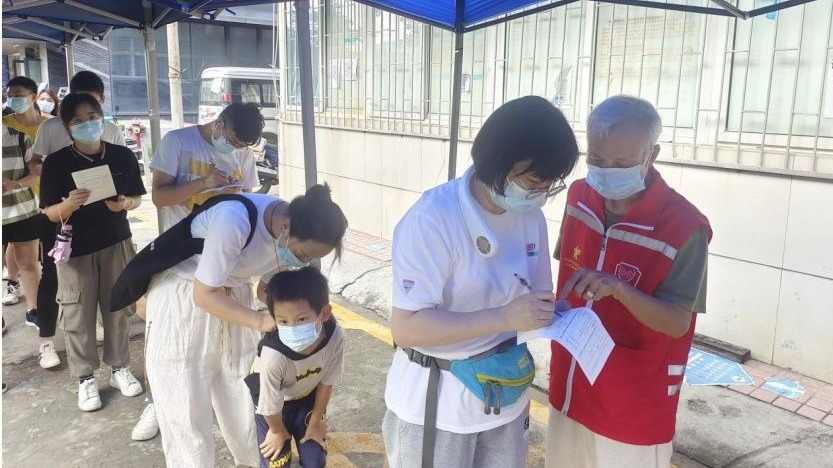人民日报 | 翠竹老兵披上火红“战旗”在防疫一线冲锋！