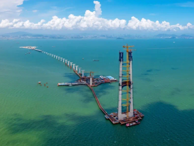 深中通道又一壮举 世界上最大跨径海中钢箱梁悬索桥首座主塔完成封顶