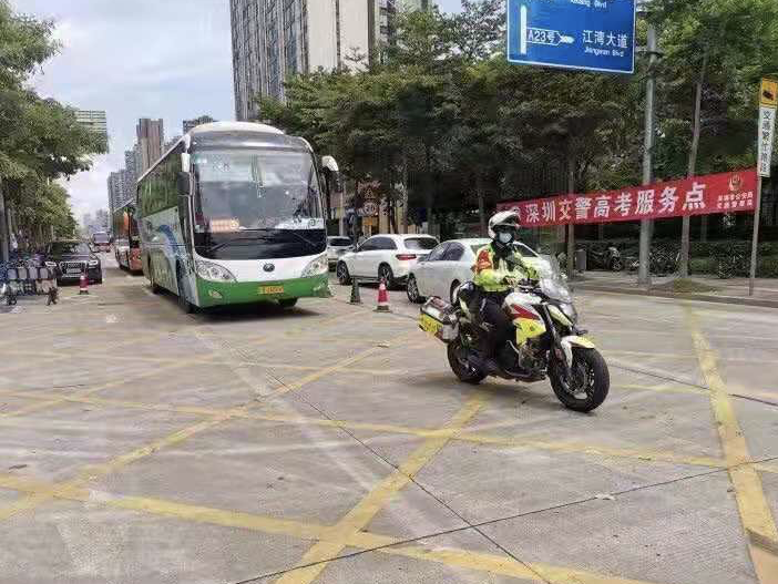 交警发布高考早高峰易拥堵路段清单，遇交通问题请拨打83333333