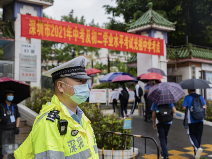 出动警力1.8万人次，援助考生170余次，深圳公安暖心护航中考 