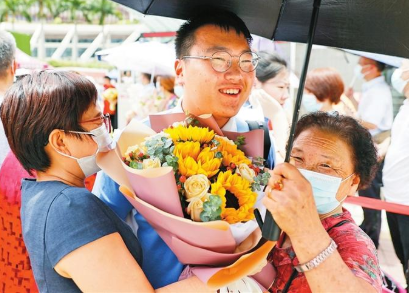资深咨询师：家长需理性看待成绩，积极引导锻炼孩子独立性