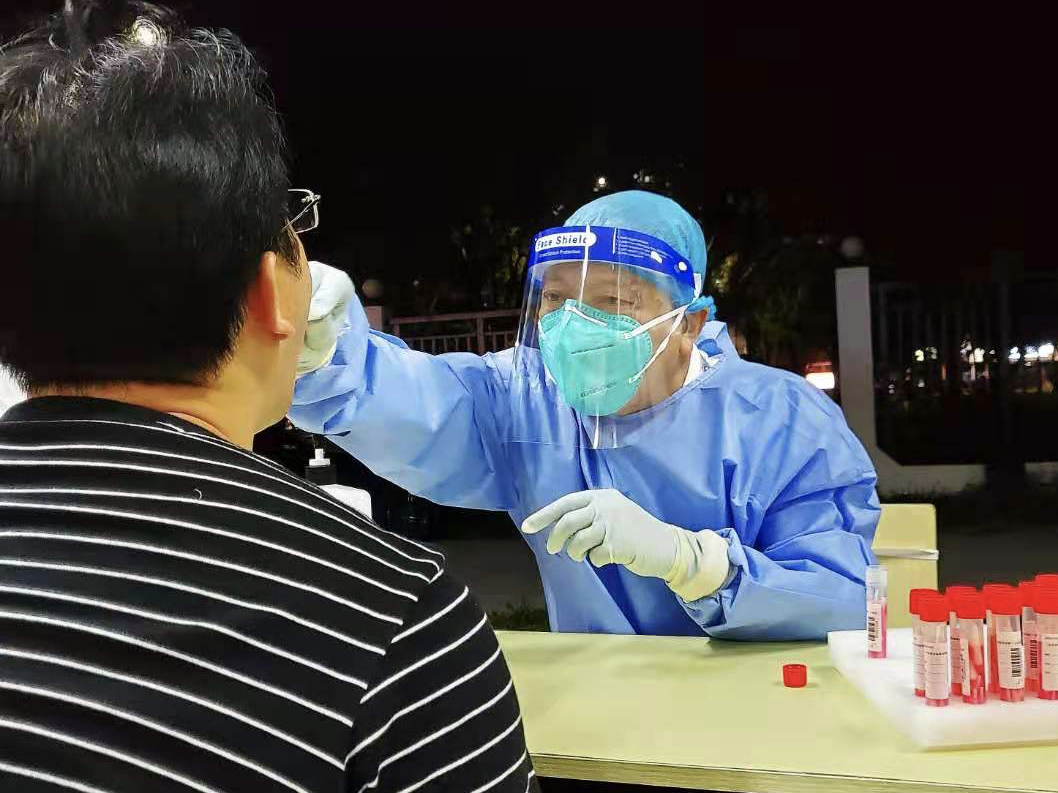 直击深圳防疫一线：夜色中，他们的身影最美