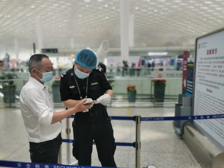 深圳机场今起实施加强性防疫措施 义工服务队“上岗”做好查验服务