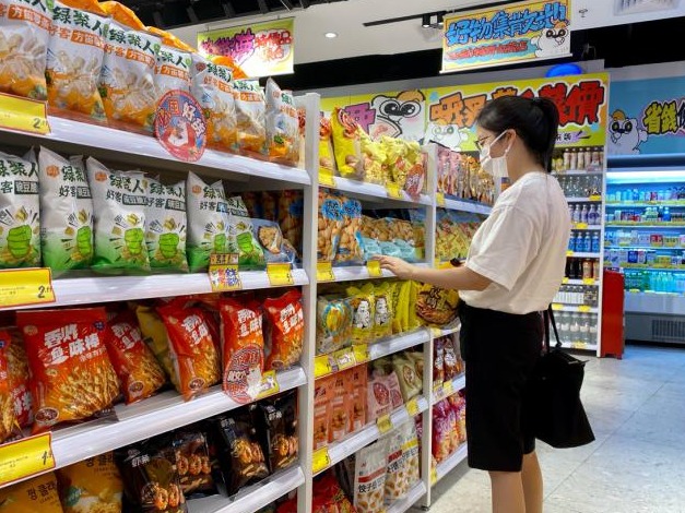“高级货”卖“白菜价” 临期商品成年轻人新宠