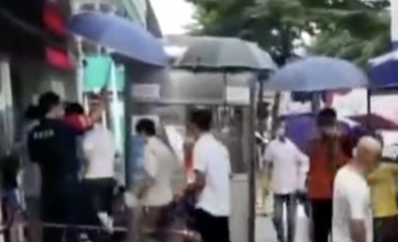 暖了！深圳一疫苗接种点工作人员雨中为市民撑起“小蘑菇”