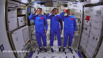 这个敬礼帅爆了！3名航天员在太空向全国人民敬礼