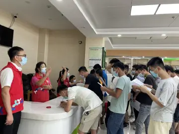 楼村社区在社康接种点开展党史教育活动  