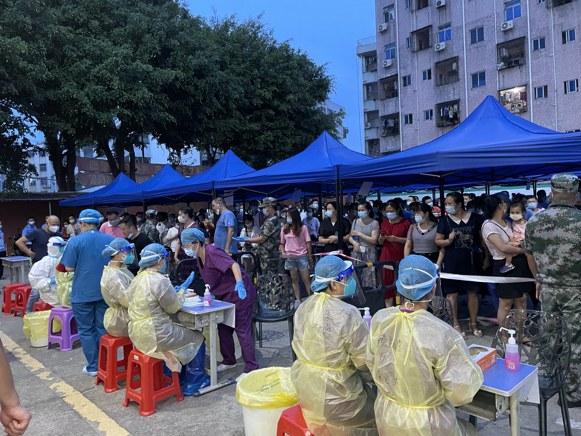 6天奔波十余个社区，南医大深圳医院团队完成第一阶段核酸采样任务