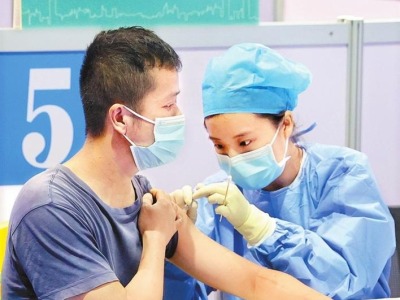 “圳”产新冠疫苗打出第一针 首批52万支康泰疫苗在深圳接种