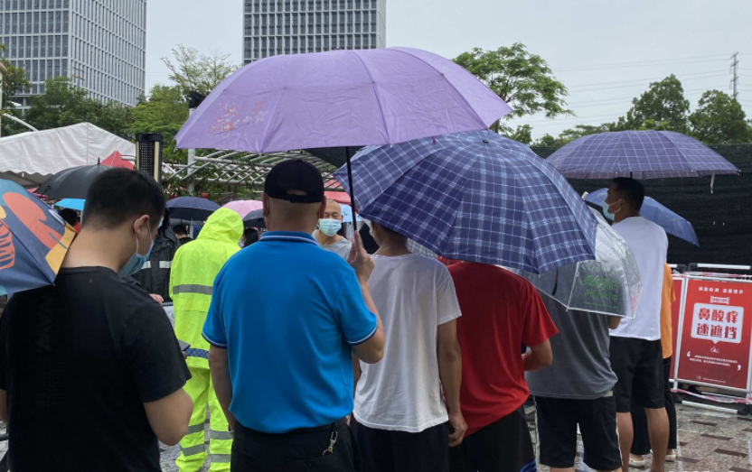 光明：记者直击雨中核酸采样点 他们的身影依旧在忙碌