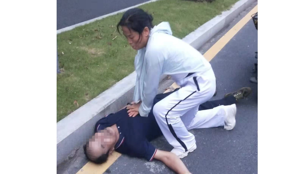 怒赞！路遇大叔摔倒昏迷，保洁大姐跪地10分钟救人一命