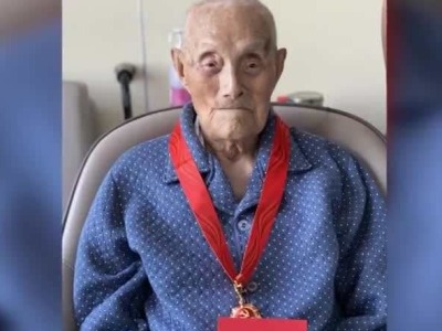 在党90年的108岁开国少将，收到纪念章高兴得像个孩子