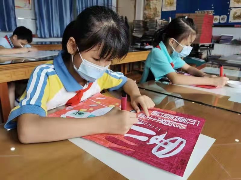 中英街东和小学：共绘禁毒漫画 共建净美校园