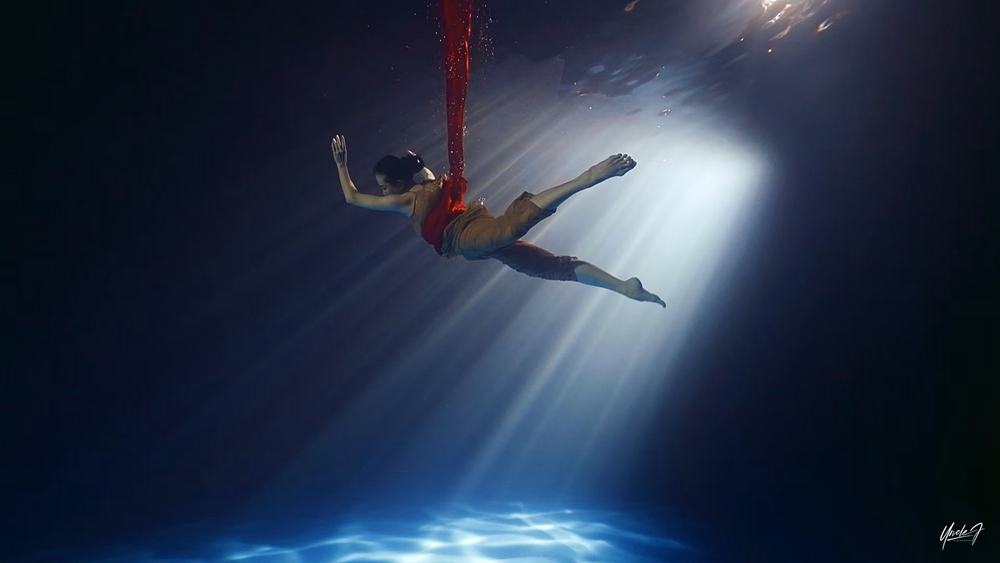 3天2夜下潜400余次 深圳舞者水下舞蹈《红》献礼建党百年