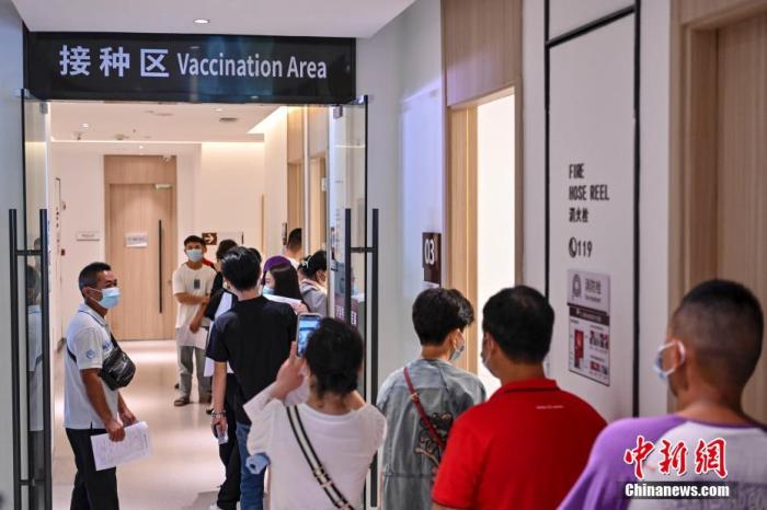 资料图：市民在医院新冠疫苗接种点排队接种疫苗。中新社记者 陈骥旻 摄 