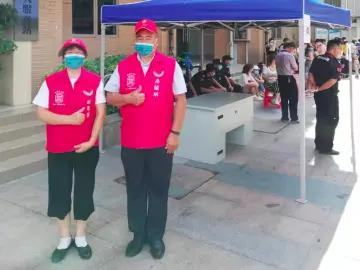 马田街道义工“夫妻档”齐心来把病毒防  