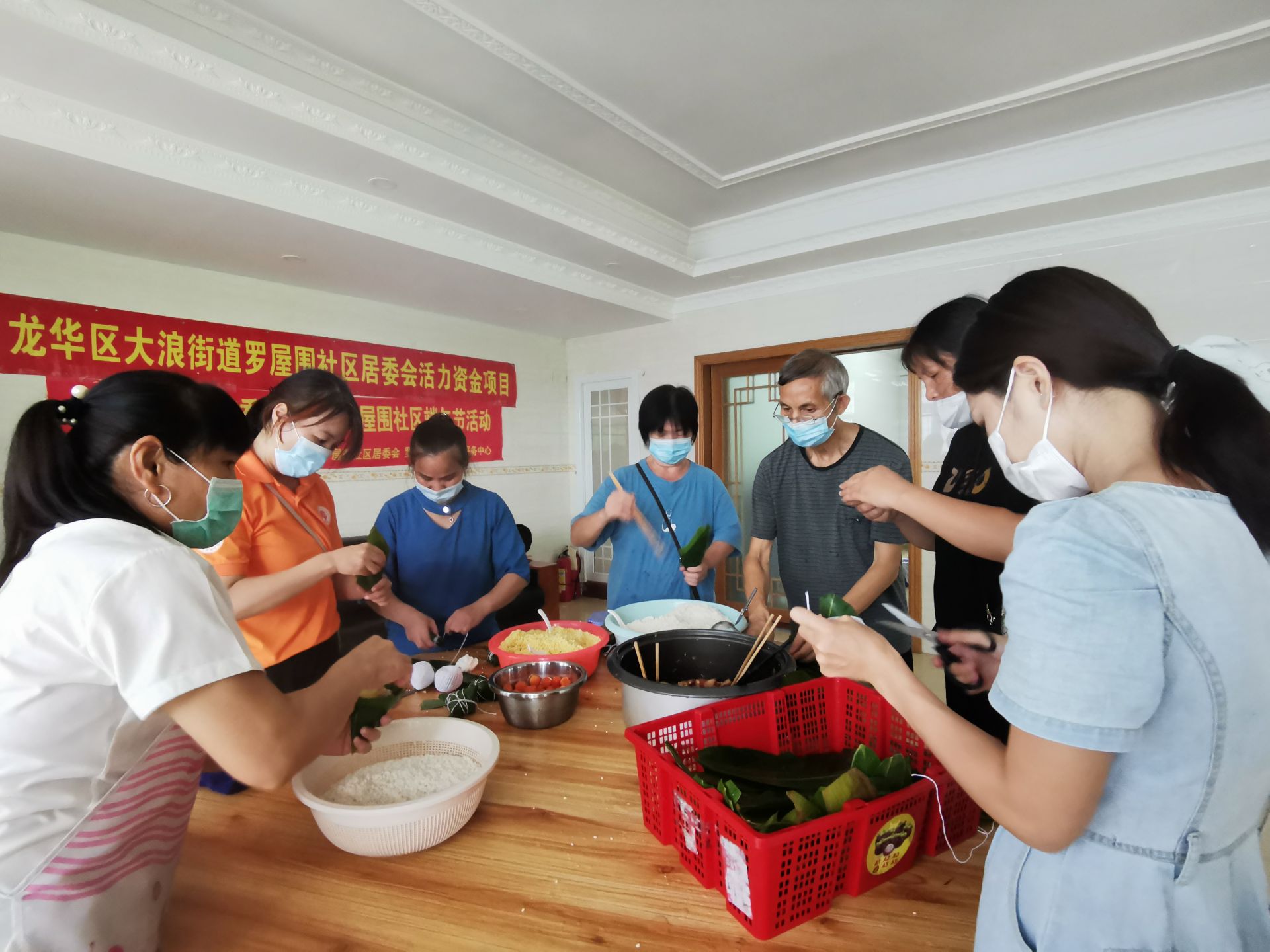 暖心！社区叔叔阿姨包手工粽送一线防疫人员