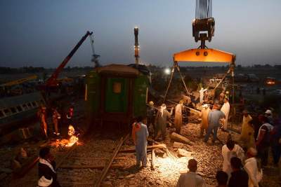 巴基斯坦火车相撞已致62死100余伤，系机械故障致脱轨