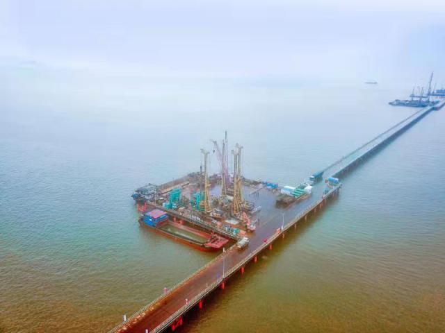 164根桩基浇筑全部完成，黄茅海跨海通道主桥转入水上施工 