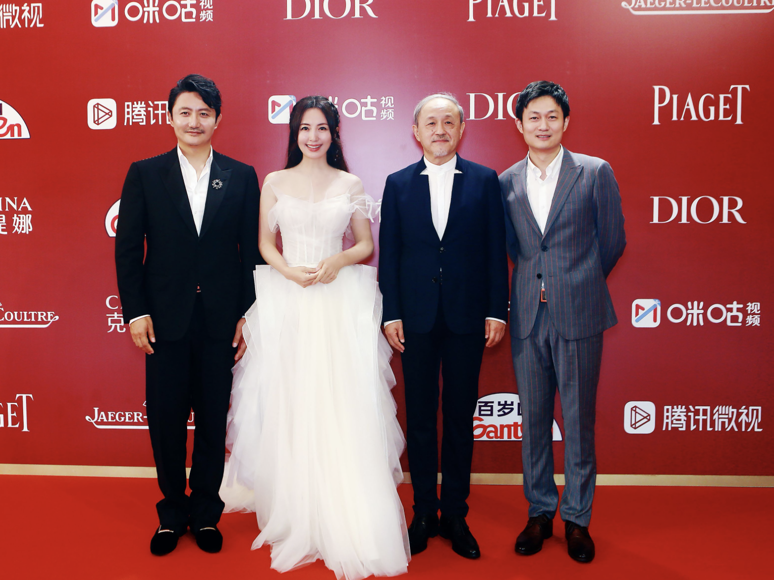 《川流不“熄”》剧组重聚亮相上影节闭幕式红毯