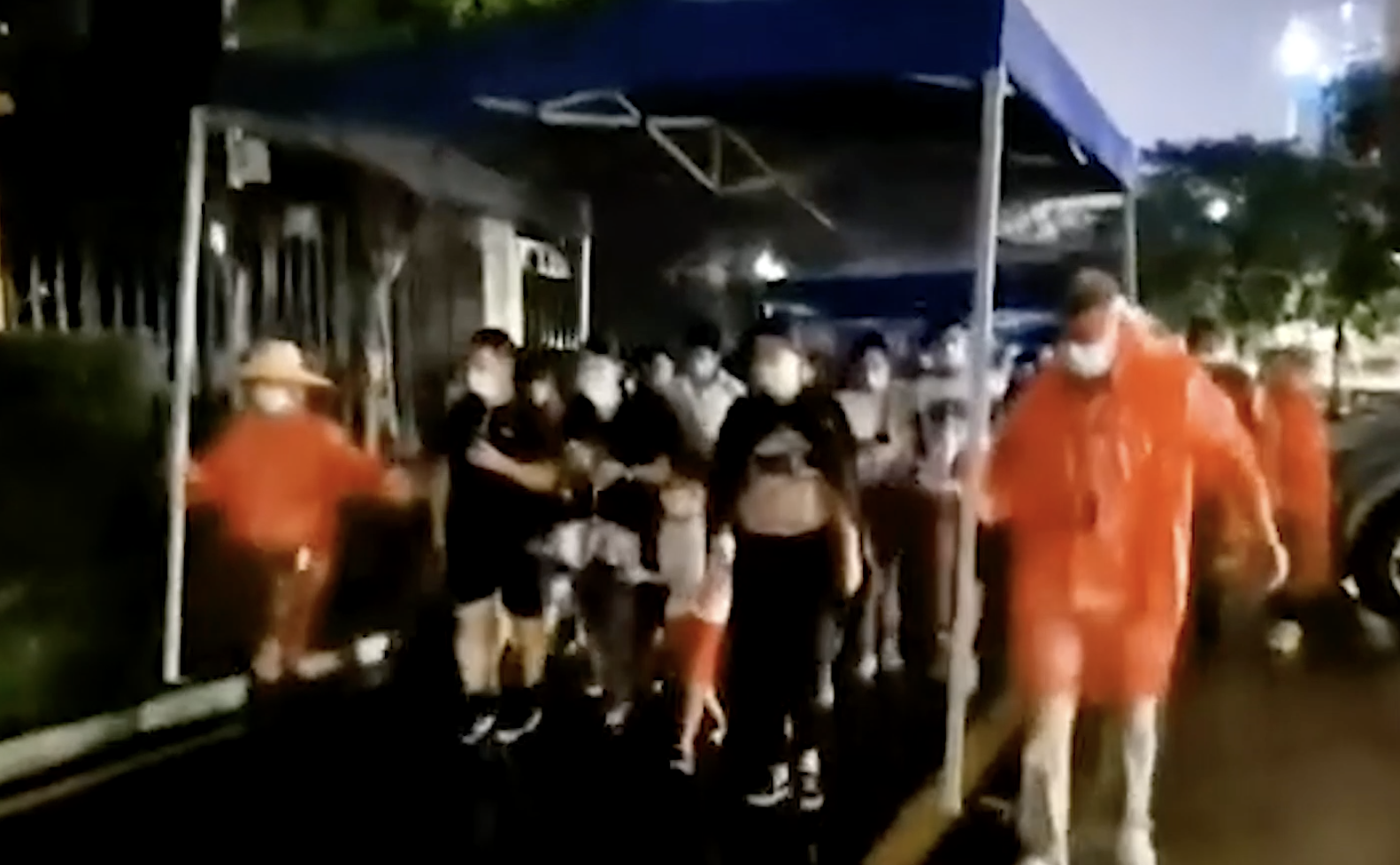 新闻路上说说说丨感动！被暴雨夜的这一幕暖哭了……