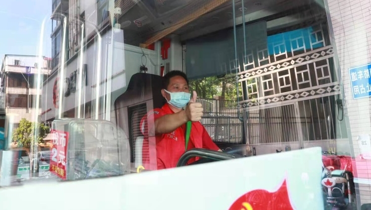 “公交移动超市”开进管控区，公交车长热心为街坊送菜