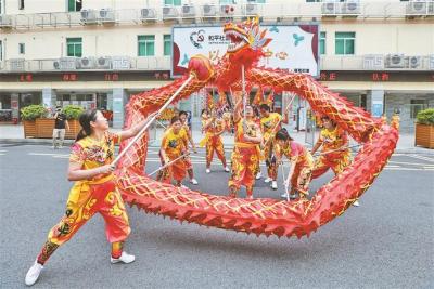 深圳首支女子舞龙队舞出巾帼风采，她们来自宝安和平社区
