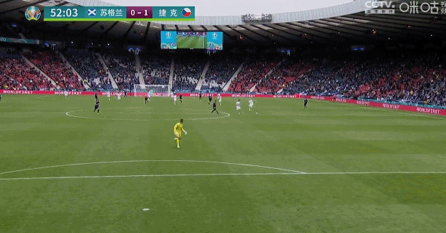 欧洲杯历史最远进球！希克中场吊射破门，捷克2-0苏格兰