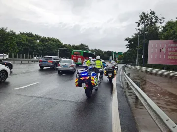 我为群众办实事 |  光明交警争分夺秒接力护送考生，跨越30公里仅耗时48分钟
