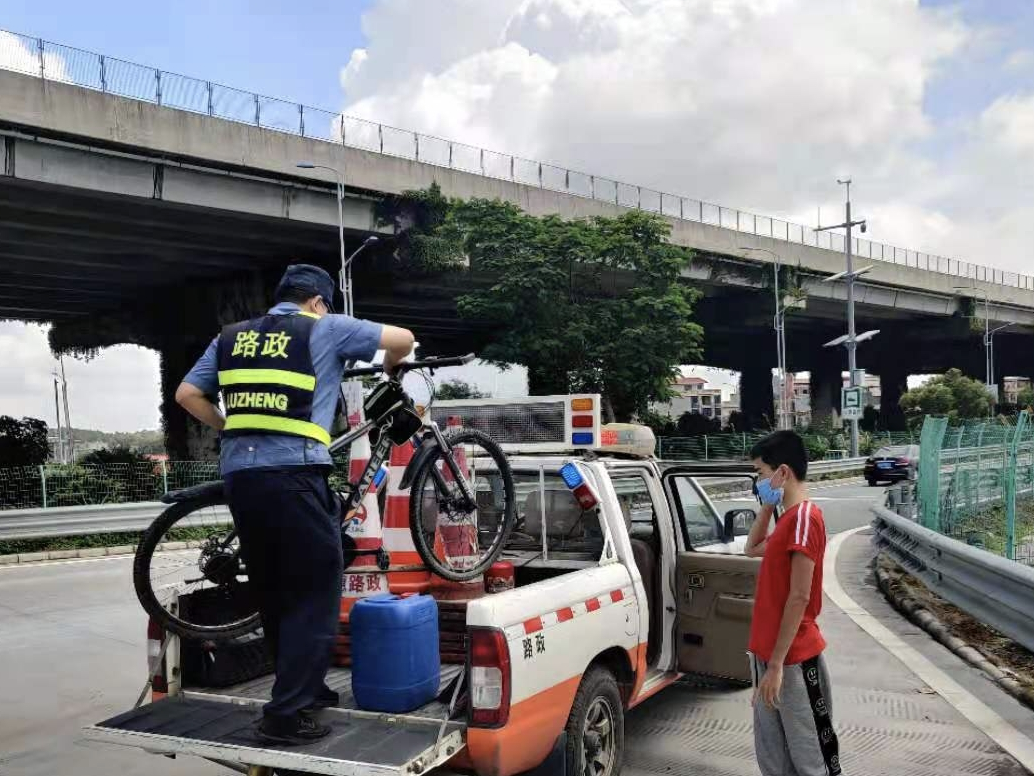 13岁男孩骑行误闯高速公路，潮惠高速路政员暖心护送其平安返家
