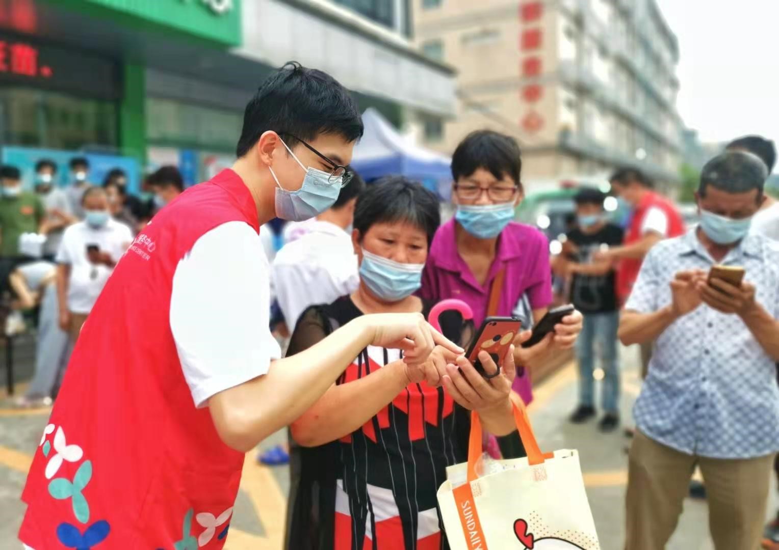 玉塘网格员、志愿者齐心战疫，构筑“红蓝交织”风景线  