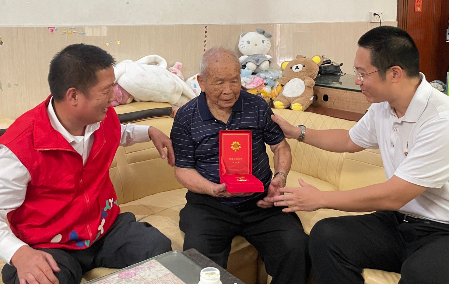凤凰街道：走访慰问送真情，党的关怀暖人心  