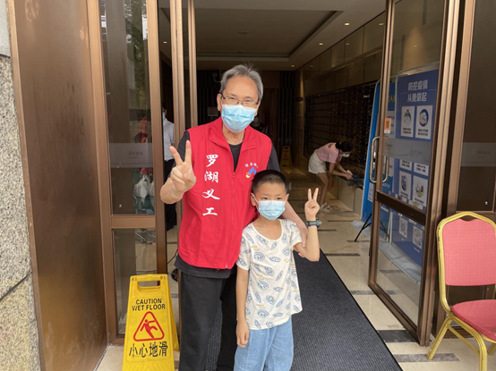 桂园街道新围社区老党员亮身份 助力疫情防控勇担当  
