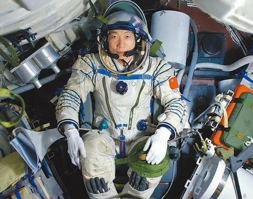 神秘敲击声！杨利伟把太空一日写成文章，披露大量飞行细节