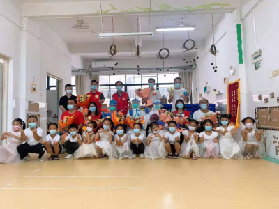 新羌社区：新美幼儿园小朋友为医务人员送祝福              
