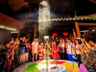 肇庆星湖景区太极洞现“立竿无影”奇观