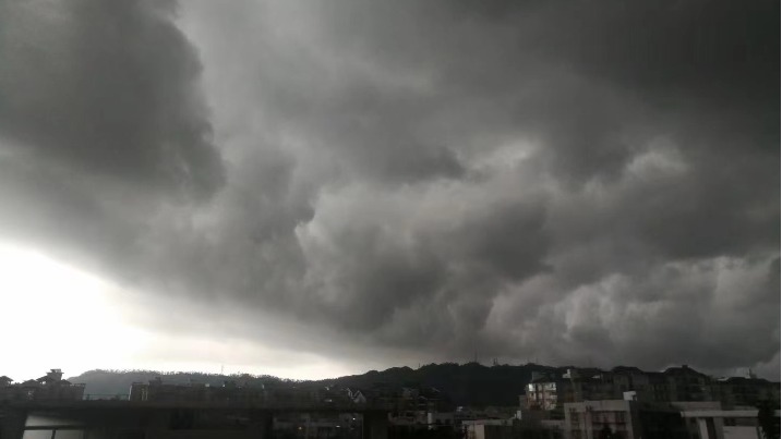 一秒天黑！珠海朋友圈开启“乌云摄影大赛”！