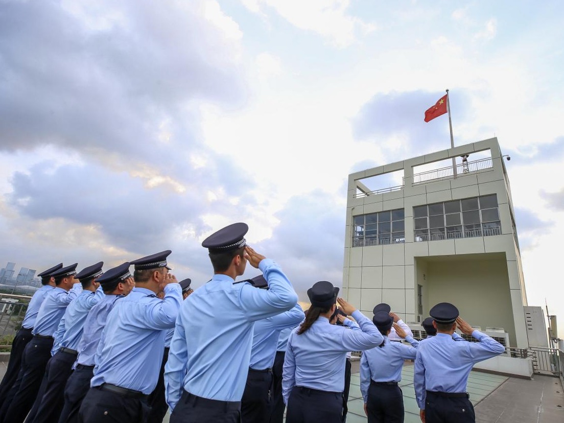 旗帜飘扬 誓言铿锵，深圳湾边检举行升国旗仪式暨重温入党誓词活动