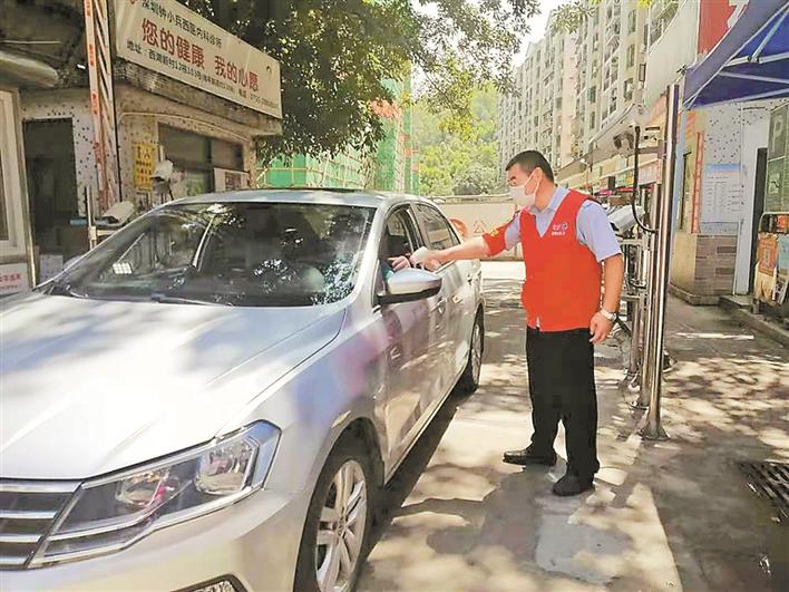 小区防疫点出现一抹公交“志愿红”