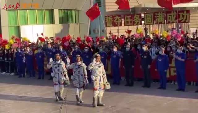 神舟十二号飞行任务航天员乘组出征
